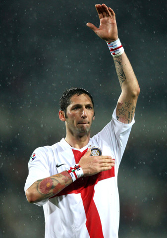 湖人vs猛龙首发：里夫斯搭档詹皇PK英格拉姆&巴恩斯（湖人战猛龙首发：詹皇联手里夫斯，对阵英格拉姆与巴恩斯）