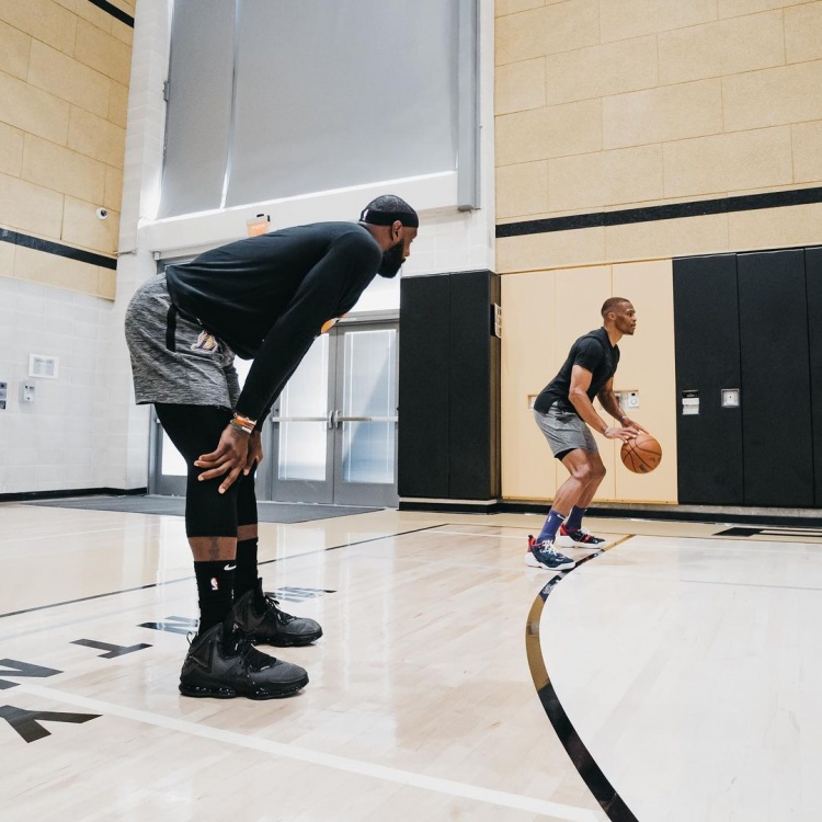 英媒：热刺有意罗德里戈和伊尔迪兹，范德芬是皇马引援目标（英媒称：热刺盯上罗德里戈与伊尔迪兹，皇马将范德芬列为引援目标）