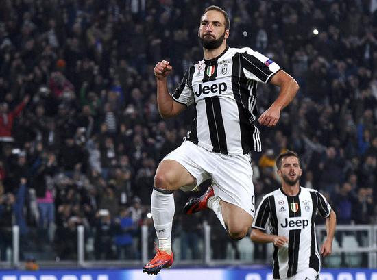 欧联3-4：42岁范佩西率荷甲第2遭罗甲第9绝杀，95分钟丢球酿悲剧（欧联3-4：42岁范佩西率荷甲次席队补时95分钟失守，遭罗甲第9绝杀）