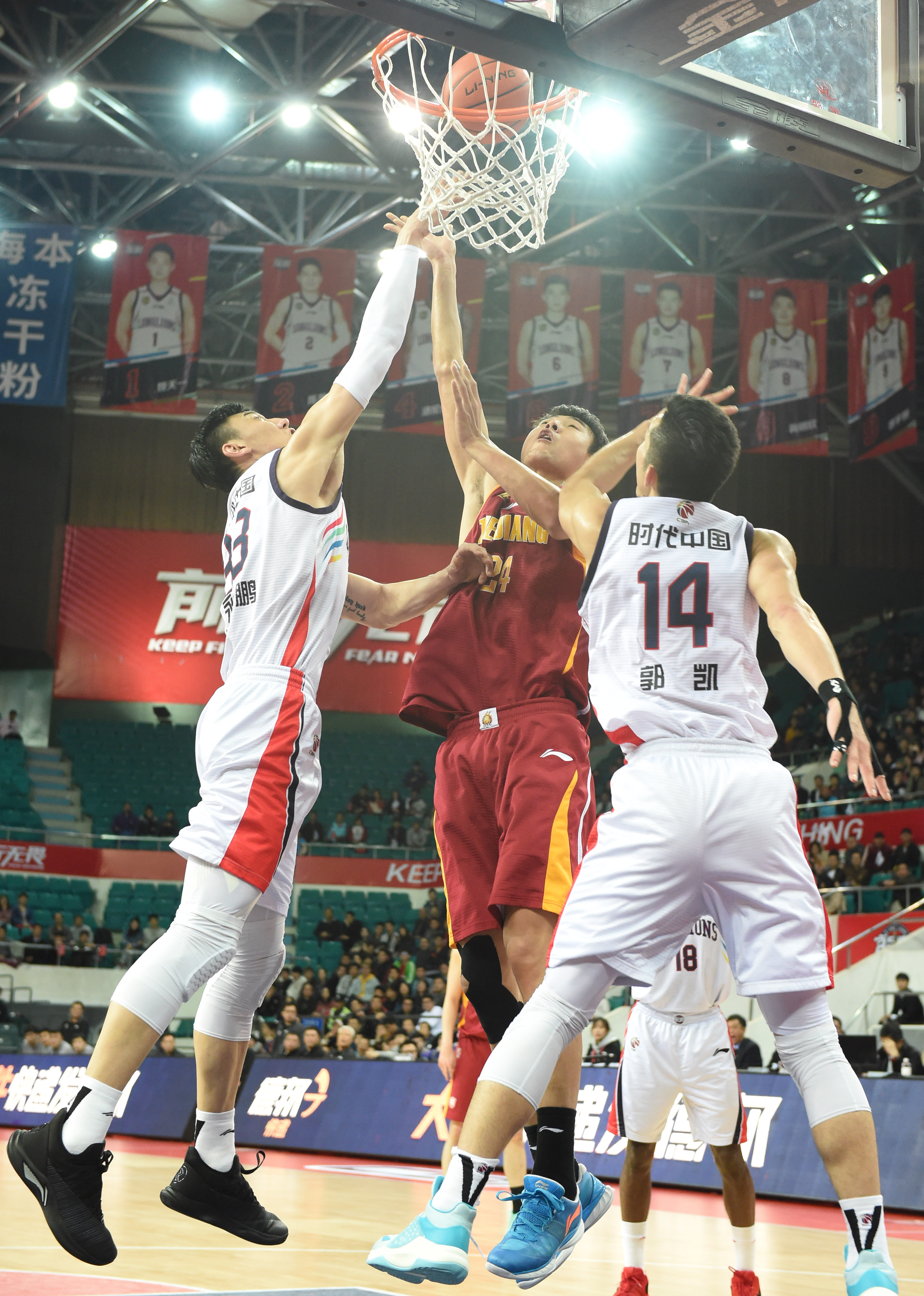 世中北美预半场：冈萨雷斯造杀机，危地马拉暂0-0苏里南（世预赛中北美区半场：冈萨雷斯屡造险情，危地马拉暂0-0苏里南）