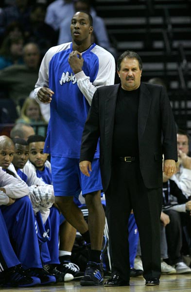 为什么字母哥看U16训练会生气？因为他小时候，可没这么好的条件（字母哥看U16训练为何动怒？只因童年从未享受过如此条件）