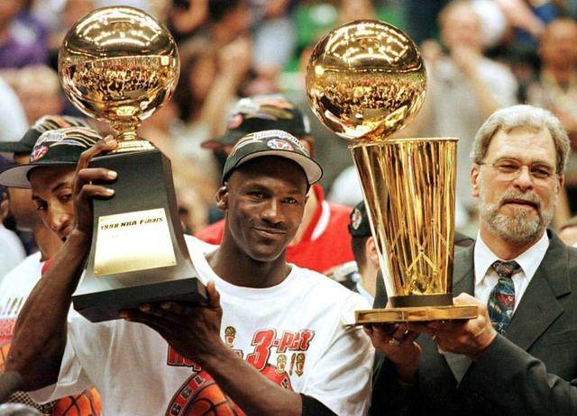 莱万：我经常带伤上场，肋骨骨折也硬撑；不着急决定未来（莱万：常带伤出战，肋骨骨折也硬扛；未来去向不急于决定）