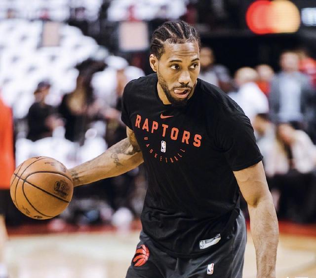 勒布朗轰18+5吞里程悲！在场-33被喷巨大防守漏洞：不卡位+不协防（勒布朗18分5板难救主，净-33遭批防守成漏勺：卡位不力、协防缺失）