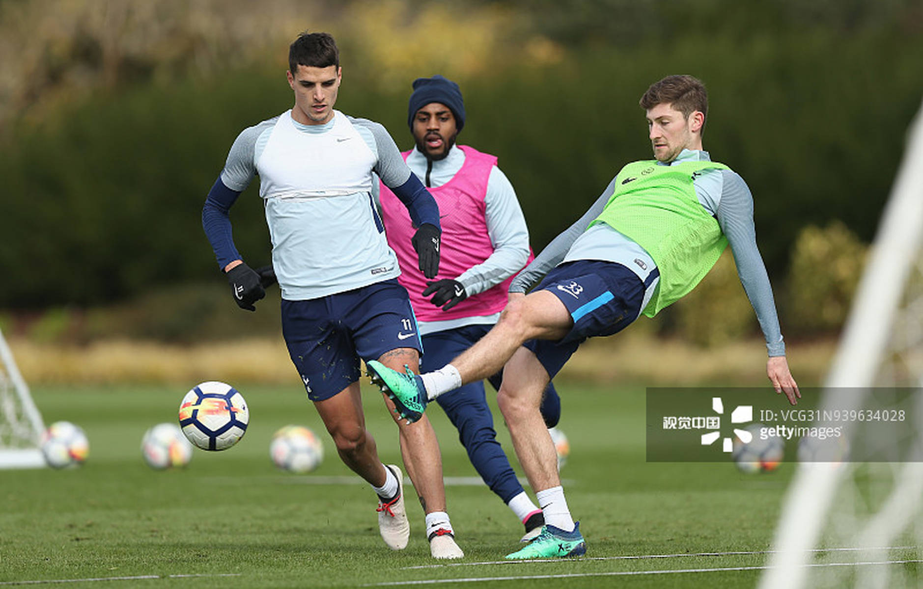 曼城斯特林末节进球助球队获胜（斯特林末段建功，助曼城取胜）