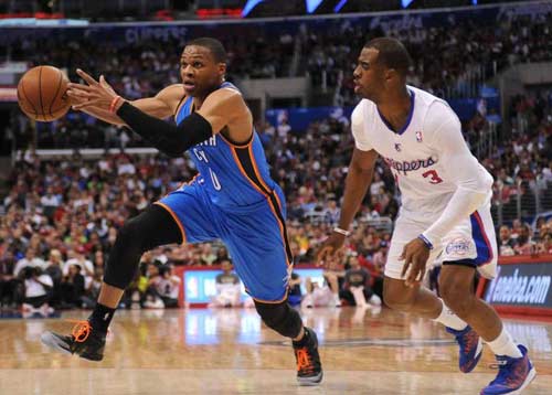 反对者抨击拉波尔塔：诺坎普还没完工，你们到底在庆祝什么？（质疑声指向拉波尔塔：诺坎普未竣工，庆祝的理由何在？）