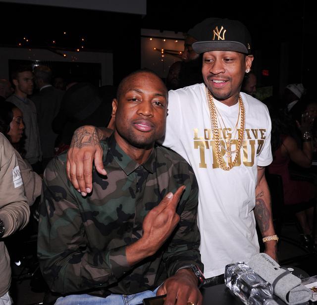 奥斯卡庆祝海港夺冠：我们是冠军！祝贺我的队友、朋友和球迷（奥斯卡为海港封王喝彩：我们是冠军！感谢我的队友、朋友与球迷）