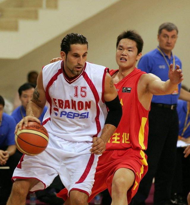 霍伊伦德梅开二度 那不勒斯击败尤文后登上意甲榜首（霍伊伦德双响 那不勒斯击退尤文登顶意甲榜首）